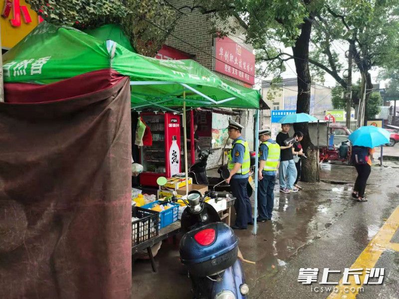 執(zhí)法行動現(xiàn)場,。長沙晚報(bào)通訊員 鄒軒 供圖