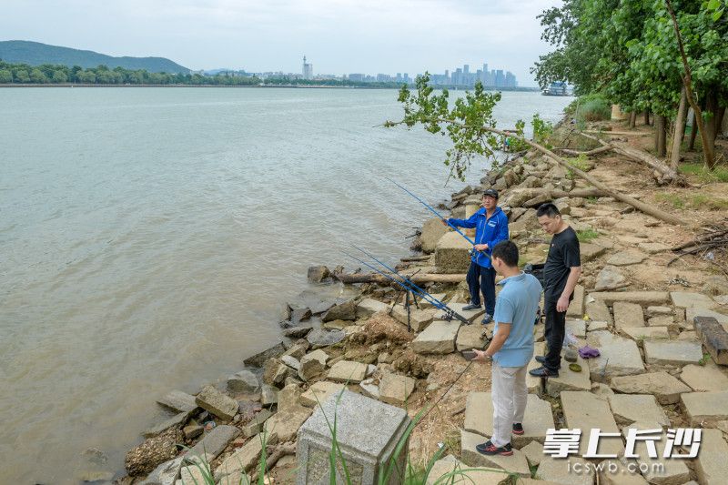 巡河隊員當(dāng)場制止藍(lán)色外套男子非法捕撈行為,。長沙晚報全媒體記者 陳飛 攝