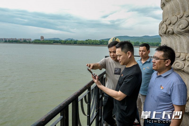 巡河隊員利用科技手段巡查水面和沿岸,。長沙晚報全媒體記者 陳飛 攝