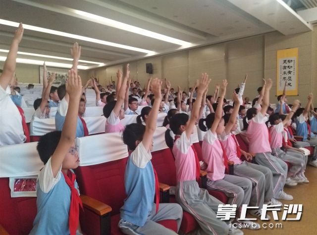 禁毒知識(shí)搶答環(huán)節(jié),，同學(xué)們紛紛舉手搶答。