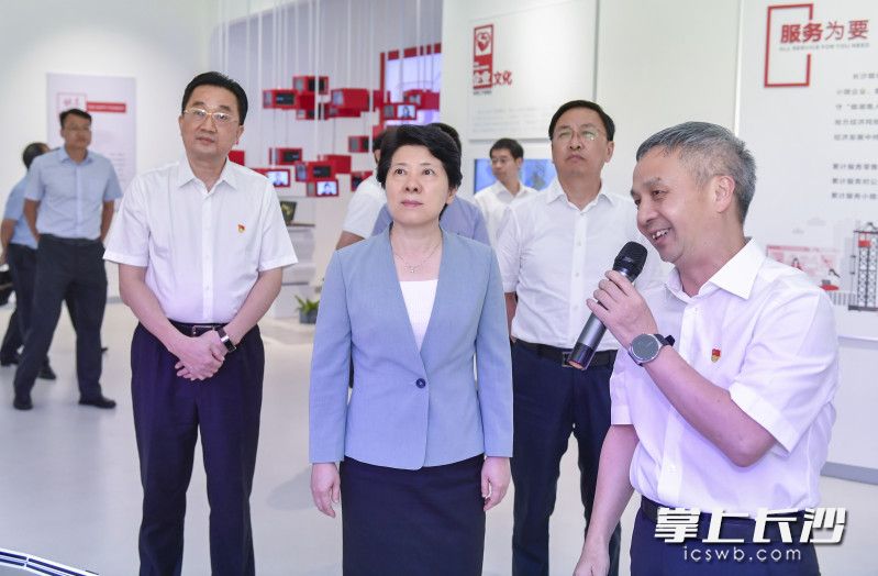 7月27日下午,，省委常委,、市委書記吳桂英在長沙銀行總行大樓調(diào)研。長沙晚報全媒體記者 余劭劼 攝