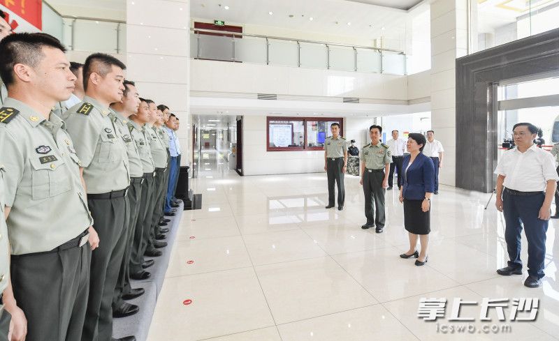 吳桂英慰問長沙警備區(qū)官兵。長沙晚報(bào)全媒體記者 余劭劼 攝