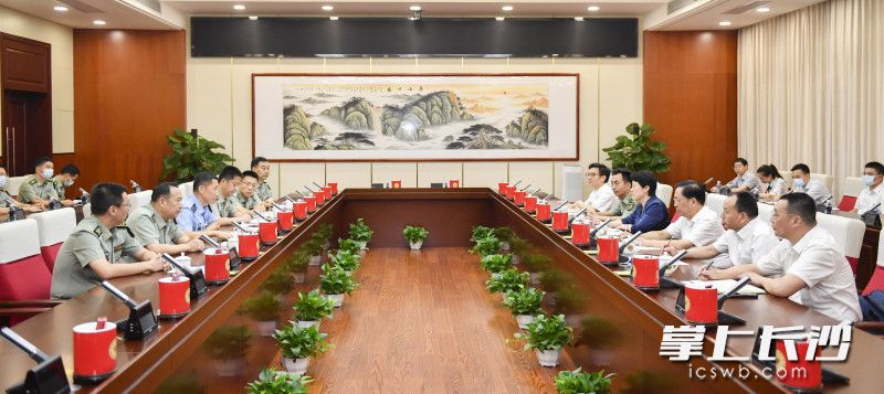 吳桂英來到國防科技大學(xué)與校領(lǐng)導(dǎo)交流,。長沙晚報(bào)全媒體記者 余劭劼 攝