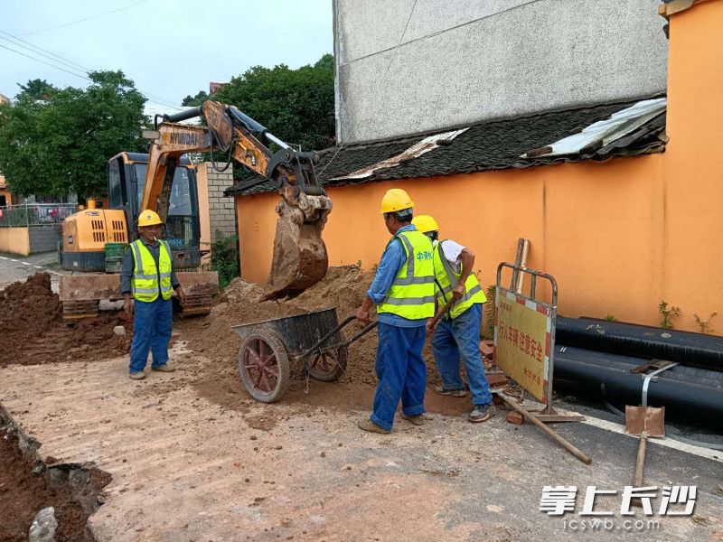 暮云街道暮云新村自來水安裝機(jī)械施工現(xiàn)場(chǎng),。長(zhǎng)沙晚報(bào)通訊員 王鵬芝 供圖