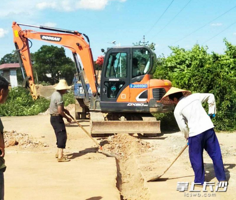 天心區(qū)暮云片區(qū)自來水工程施工現(xiàn)場(chǎng),。長(zhǎng)沙晚報(bào)全媒體記者 王斌 攝