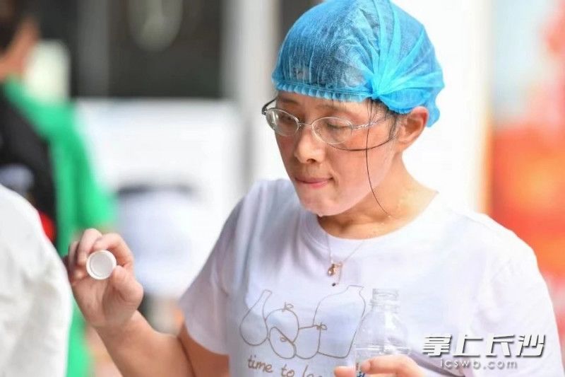 高溫中的這位護(hù)士大汗淋漓,。長(zhǎng)沙晚報(bào)通訊員 張倞 攝