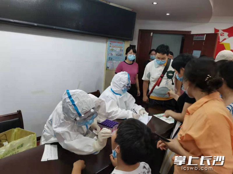 護(hù)士們有條不紊地進(jìn)行檢測(cè),。長(zhǎng)沙晚報(bào)通訊員 張倞 攝