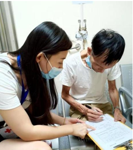 桂漢林的家人在其捐獻確認書上簽字。均為長沙晚報通訊員 潘愛華 楊麗紅 供圖