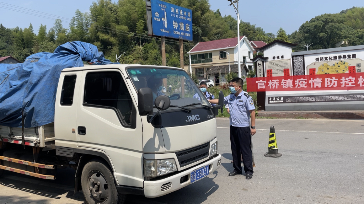 官橋鎮(zhèn)工作人員正對(duì)來往車輛及司乘人員排查登記,，嚴(yán)格核查“雙碼”,、測溫。