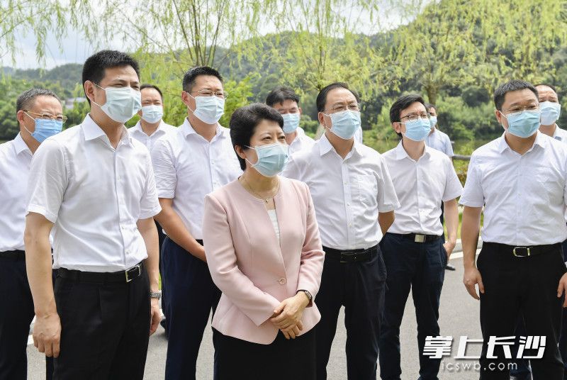 在瀏陽(yáng)河雙江口河段,，吳桂英考察河長(zhǎng)制工作并就機(jī)制運(yùn)行開(kāi)展臨時(shí)抽查,。長(zhǎng)沙晚報(bào)全媒體記者 余劭劼 攝