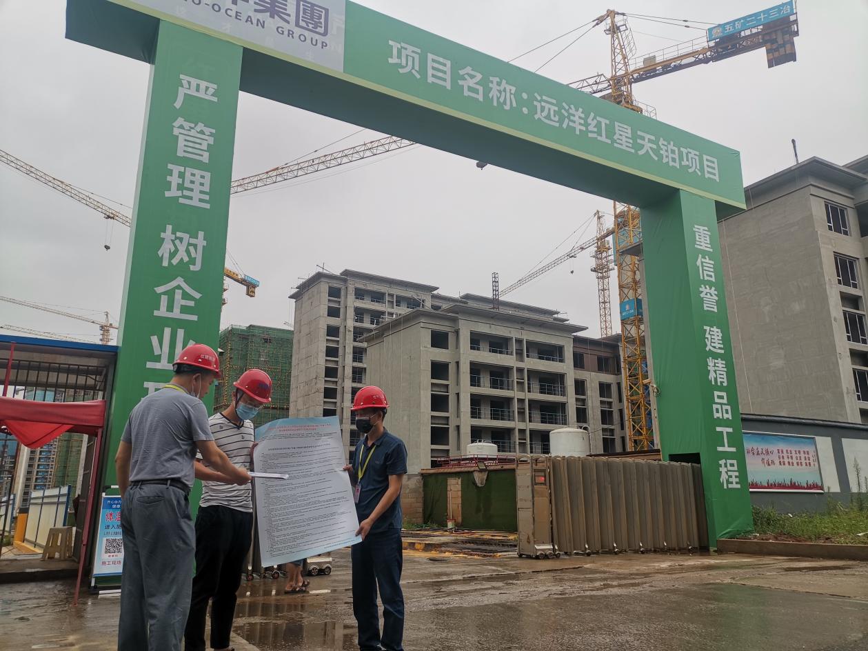 11日,，長沙市住建行政執(zhí)法局攜帶宣傳資料和相關(guān)文件,，來到其所轄項目工地，對工地現(xiàn)場的防疫措施,、安全生產(chǎn)等各項工作落實情況進行全方面督查檢查,。