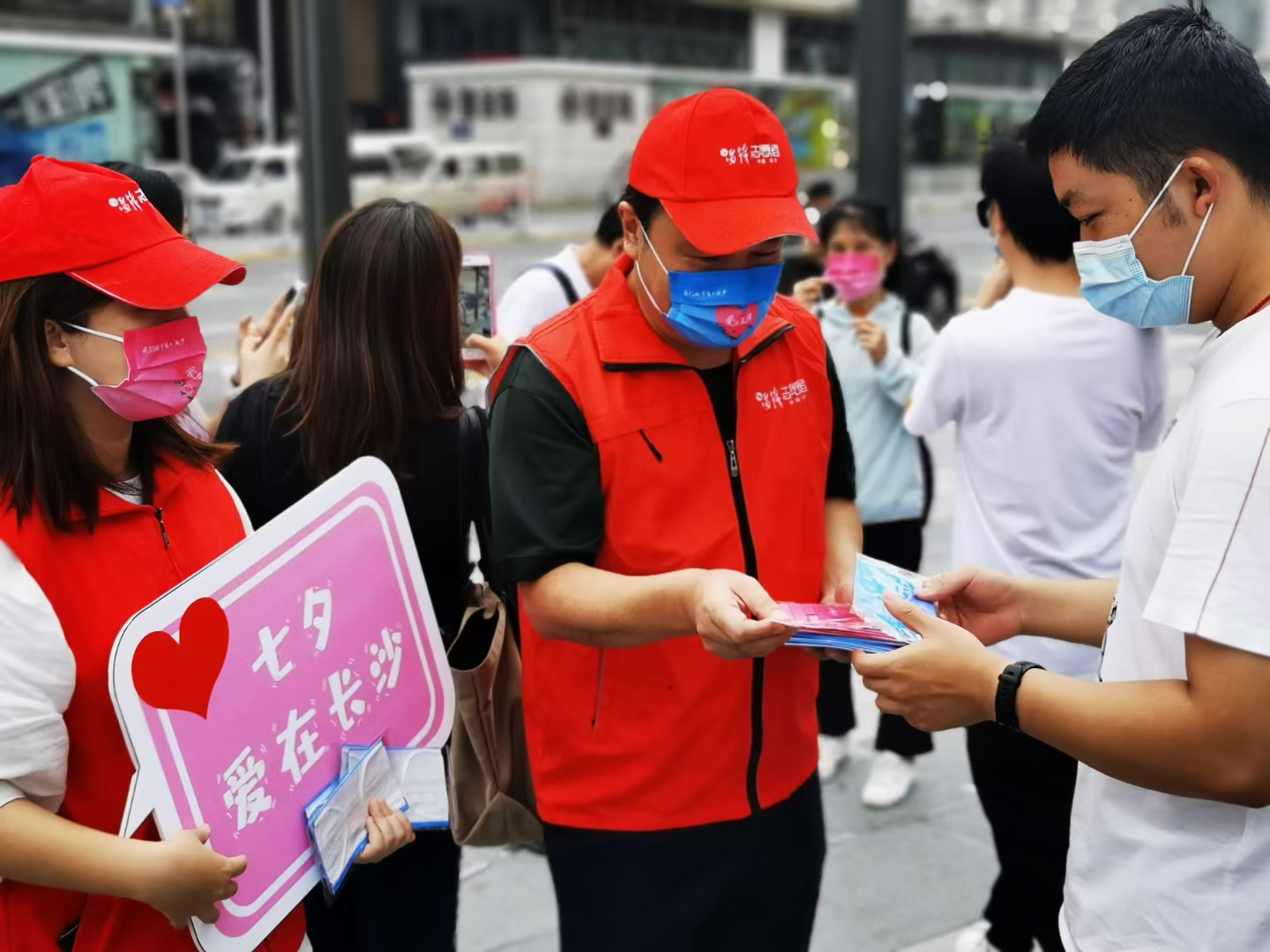 “中國(guó)好人”陳榮等防疫志愿者走上街頭,，為市民派發(fā)“愛(ài)心口罩”,。