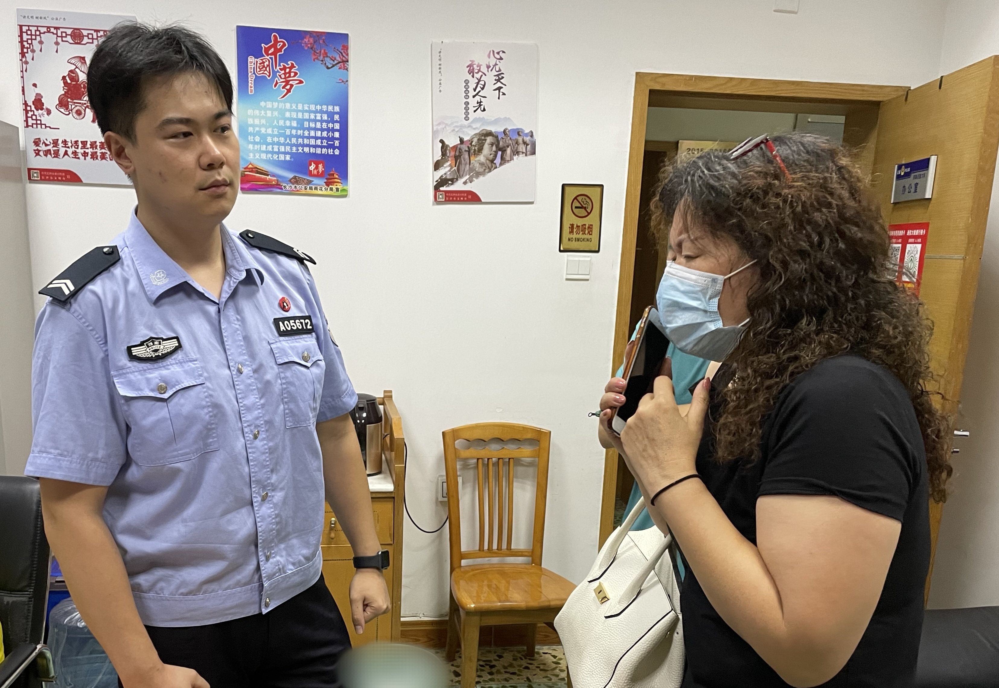 輔警王澤仁勸阻市民向騙子匯款。長沙晚報通訊員 劉杰 供圖