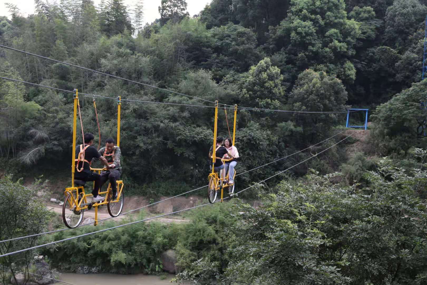 羅漢壩內(nèi)高空單車項(xiàng)目讓游客穿梭在青山綠水中。