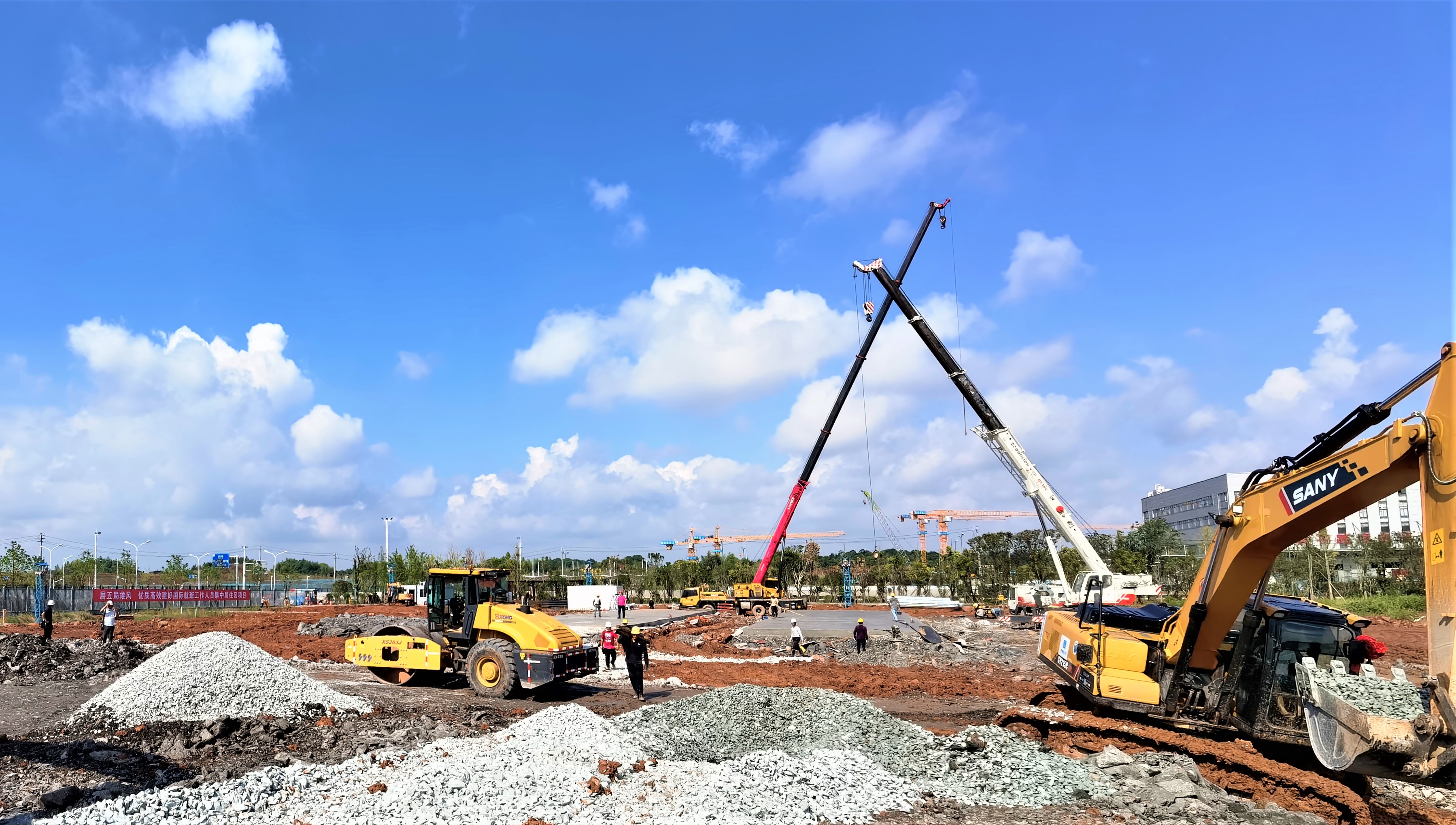 圖為涉及高風(fēng)險航班保障工作人員集中居住區(qū)施工現(xiàn)場。