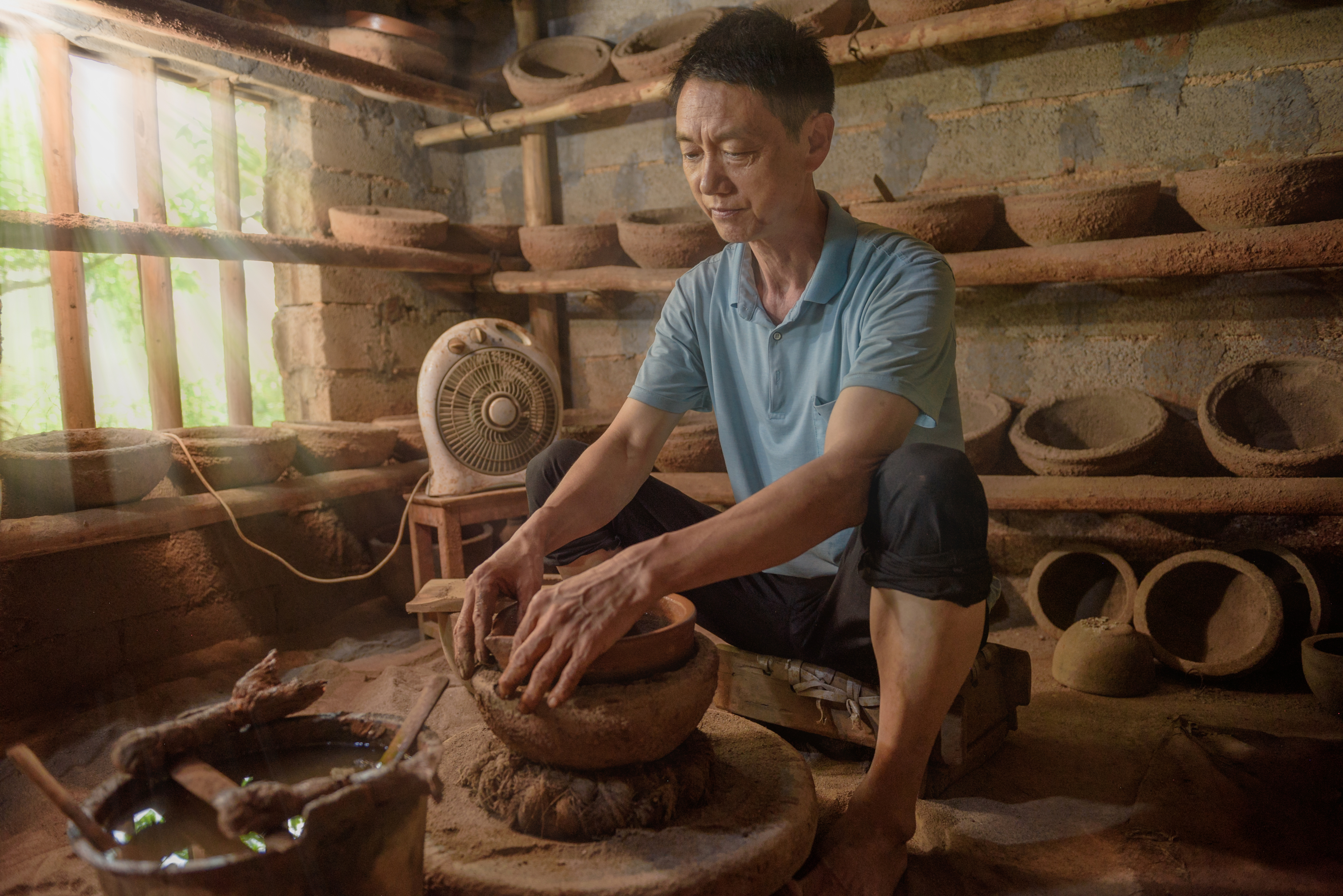 澄潭江鎮(zhèn)和家村，非遺傳承人李守平正在制作瀏陽(yáng)砂罐,。