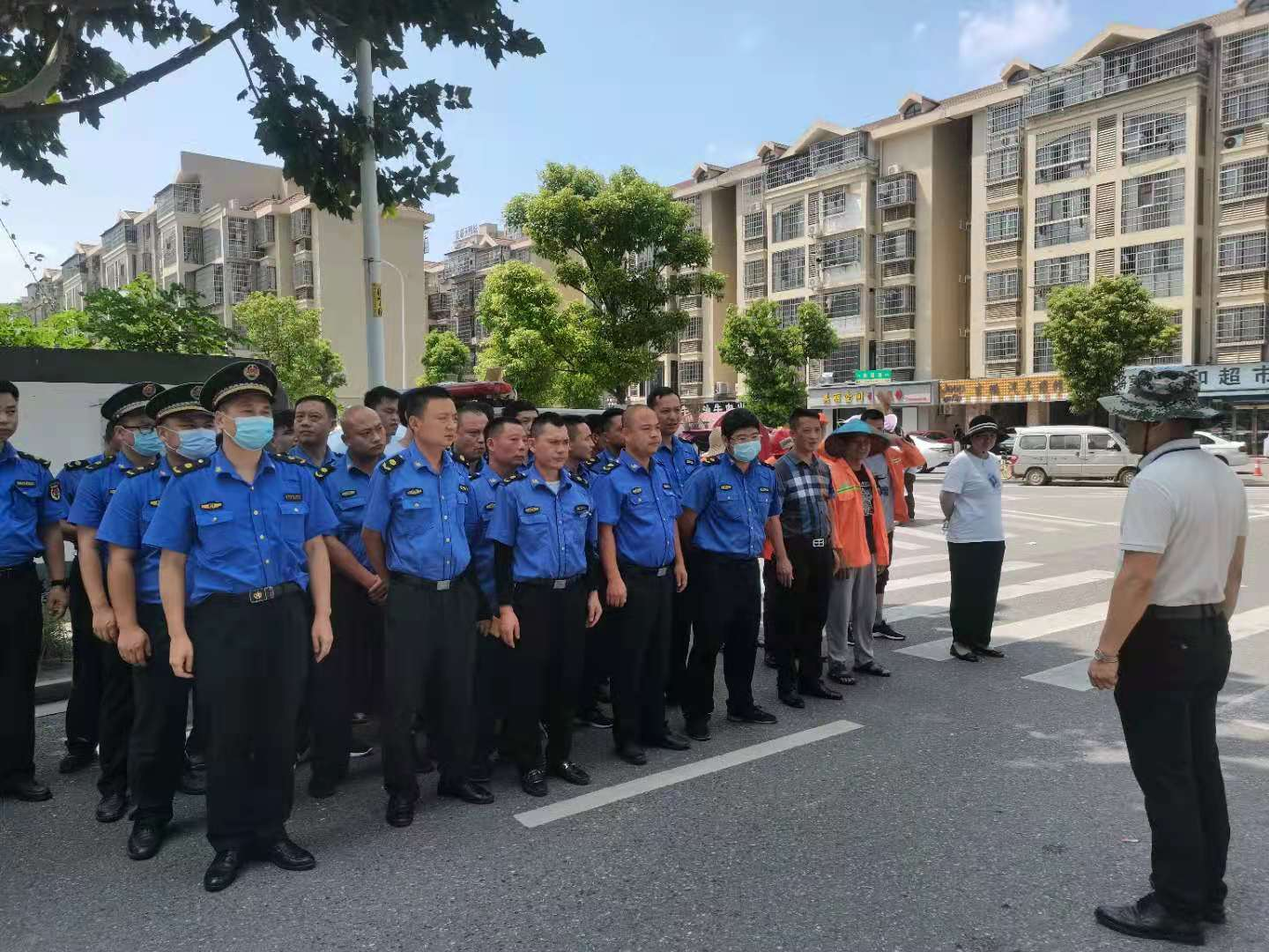 雨花區(qū)高橋街道聯(lián)合城管,、環(huán)衛(wèi)等部門，對“擾民菜園”進行取締,。長沙晚報通訊員  章錦 攝