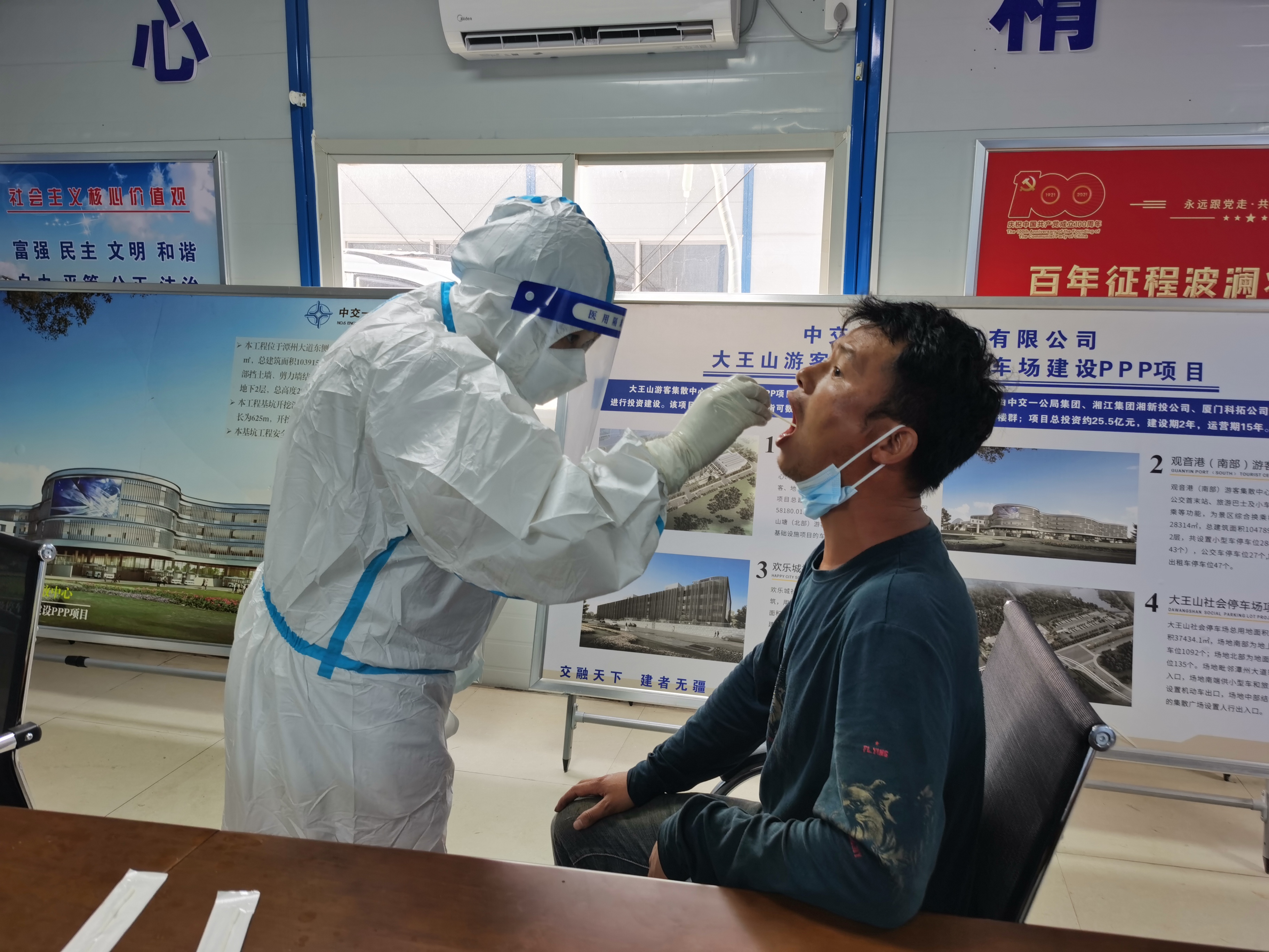 月22日,，大王山智慧停車場項(xiàng)目邀請街道、社區(qū)醫(yī)院醫(yī)護(hù)人員對項(xiàng)目部全員進(jìn)行第三輪新冠病毒核酸檢測,。