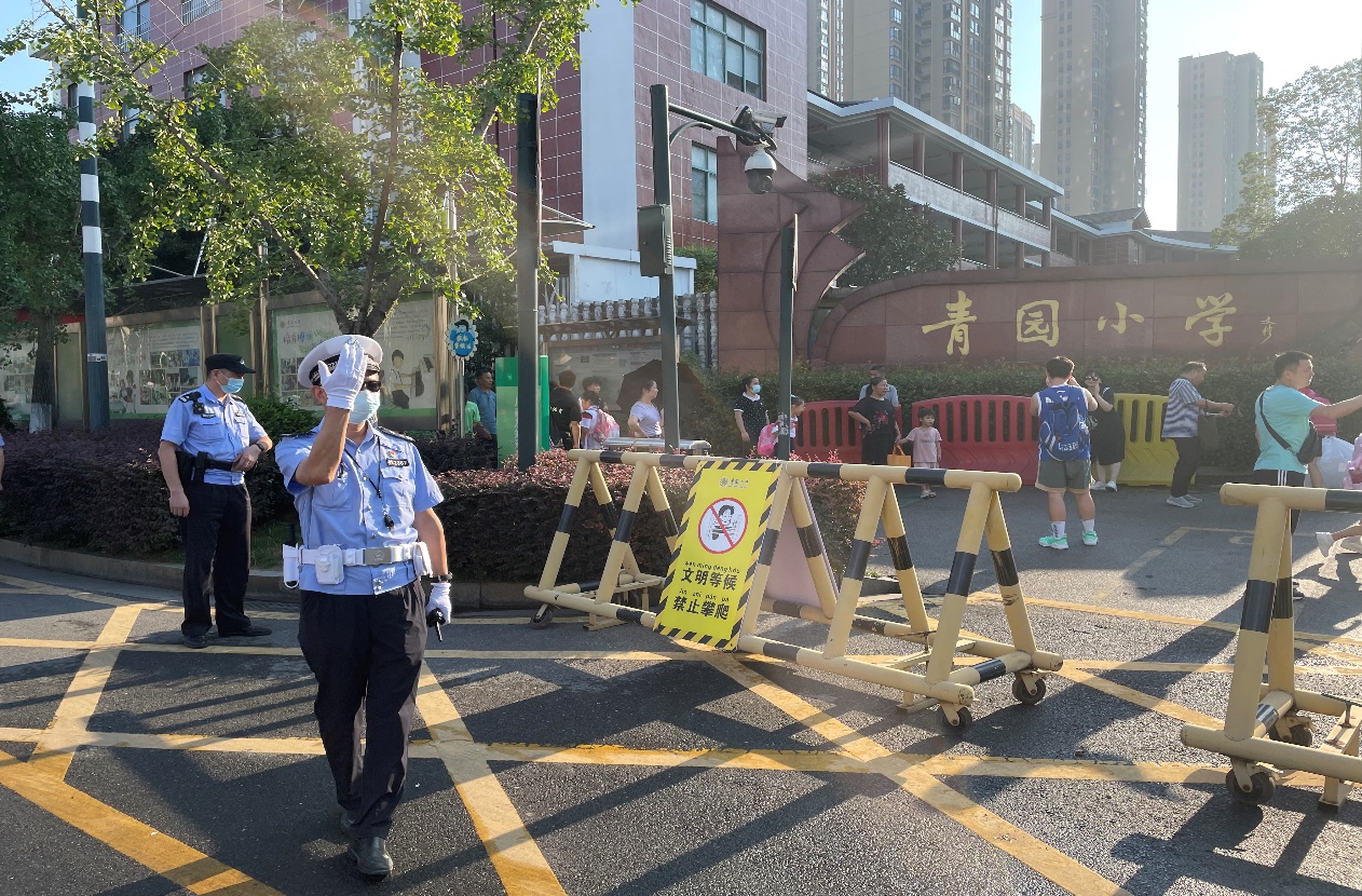 天心交警在校園周邊指揮交通,。通訊員 向軍 供圖