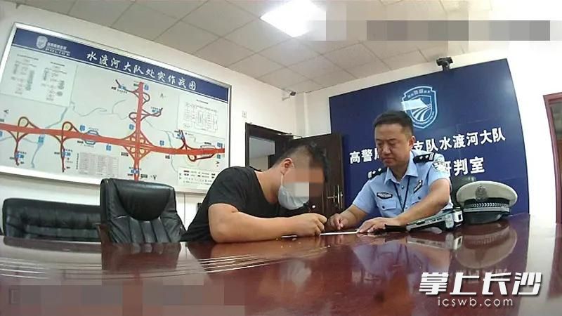 石某到長沙高速交警部門接受處理。