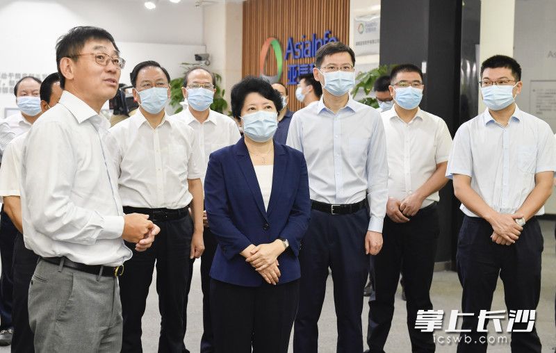 今天上午，省委常委、市委書記吳桂英深入科技創(chuàng)新平臺,、高新技術(shù)企業(yè)調(diào)研,，走進(jìn)湖南亞信軟件有限公司。長沙晚報全媒體記者 余劭劼 攝