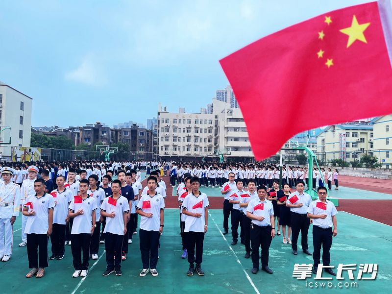 9月27日,，長沙市周南雨花中學師生手持國旗,，注視著五星紅旗冉冉升起，用莊重的儀式表達拳拳愛國之心,。
