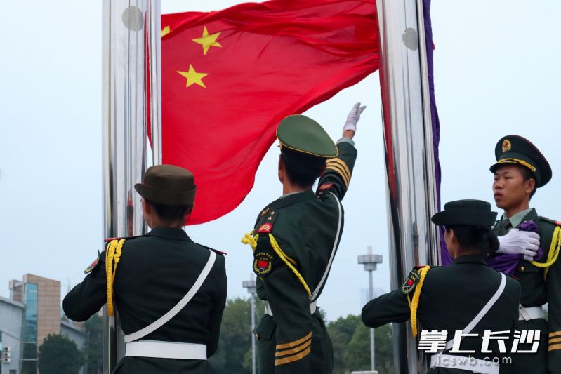 國慶前夕，湖南中醫(yī)藥大學舉行莊嚴的升旗儀式,，慶祝中華人民共和國成立72周年,。