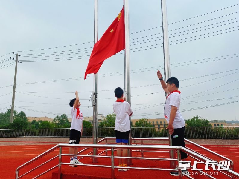 9月27日，長沙市岳麓區(qū)蓮花鎮(zhèn)中心小學舉行升旗儀式,，慶祝新中國成立72周年,。