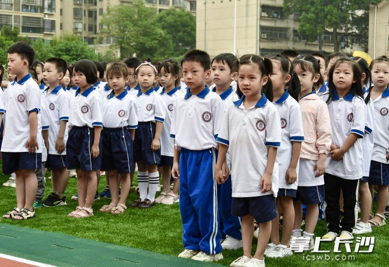 愛國主義教育從娃娃抓起,。國慶前夕,，長沙實驗高裕學校舉行升旗儀式，這是剛進入小學一年級的小朋友在行注目禮,。
