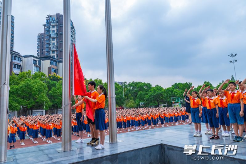 國慶前夕，岳麓區(qū)博才小學全體師生舉行隆重的升旗儀式,，為共和國慶生,。