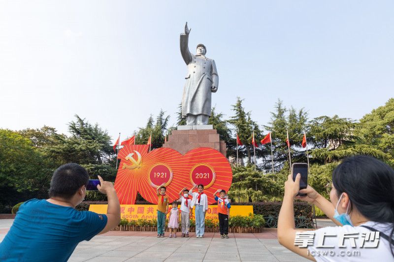 少先隊員們在毛主席雕像前敬禮拍照,。均為長沙晚報全媒體記者 董陽 攝