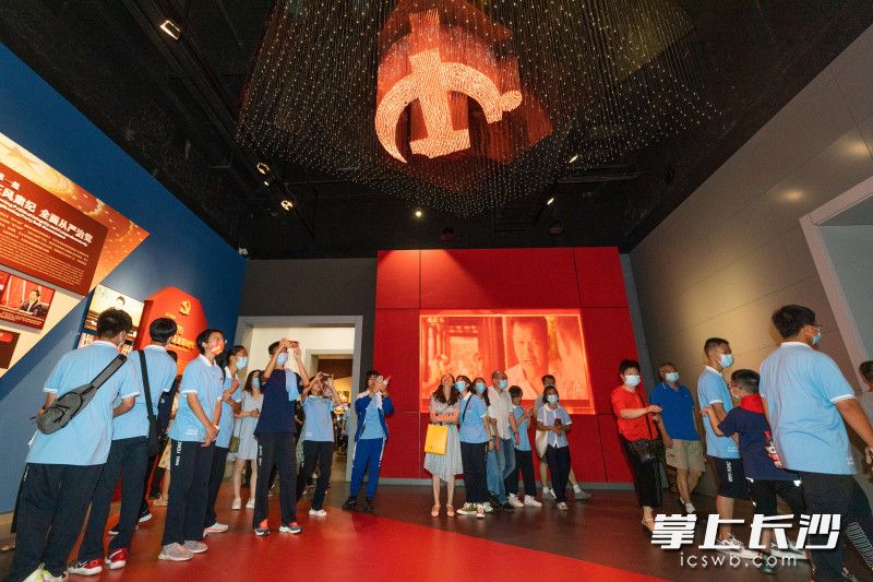 學生在中國共產(chǎn)黨長沙歷史館內(nèi)參觀。