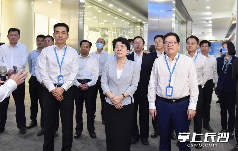 吳桂英一行走進(jìn)中興通訊股份有限公司。長沙晚報全媒體特派記者 余劭劼 攝