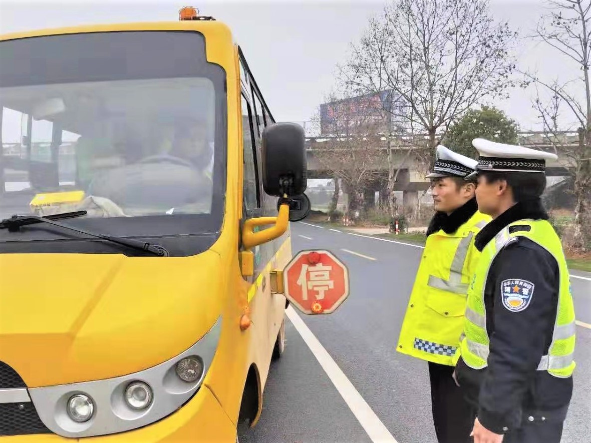 寧鄉(xiāng)市開展交通安全宣傳活動(dòng),，交警正在對(duì)校車進(jìn)行安全“大體檢”,。長(zhǎng)沙晚報(bào)全媒體記者 張禹 通訊員 張卉宇 攝影報(bào)道