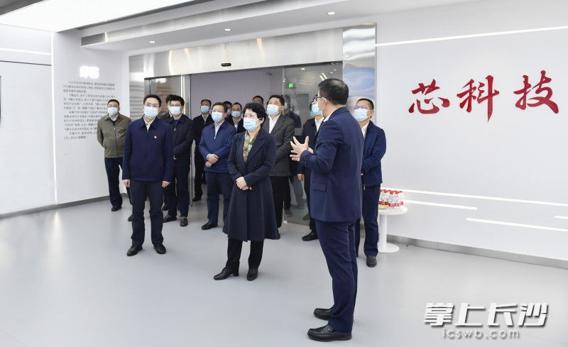 11月8日下午，省委常委,、市委書記吳桂英在開福區(qū)調(diào)研經(jīng)濟社會發(fā)展情況,。   均為長沙晚報全媒體記者余劭劼攝