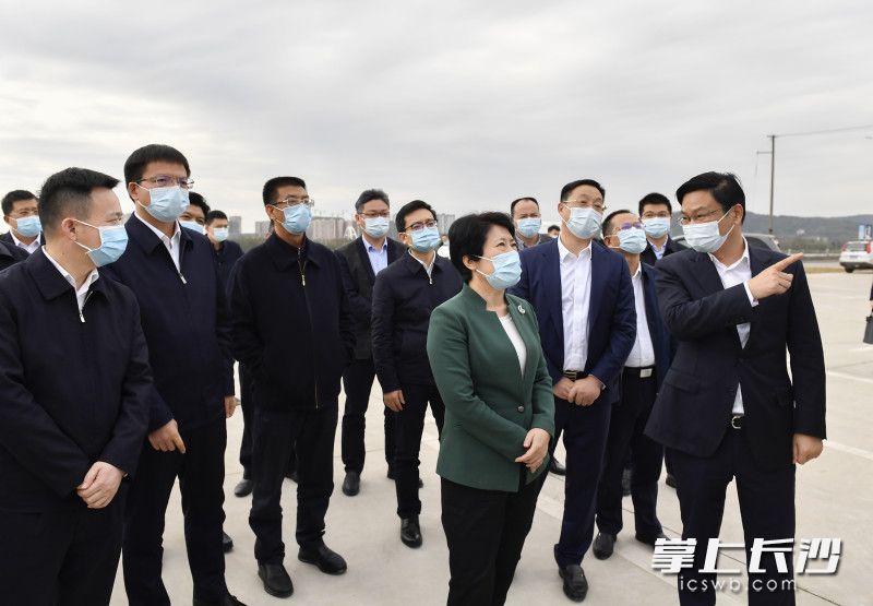 11月9日下午,，省委常委、市委書記吳桂英在天心區(qū)調(diào)研經(jīng)濟(jì)社會發(fā)展情況,。均為長沙晚報(bào)全媒體記者余劭劼攝