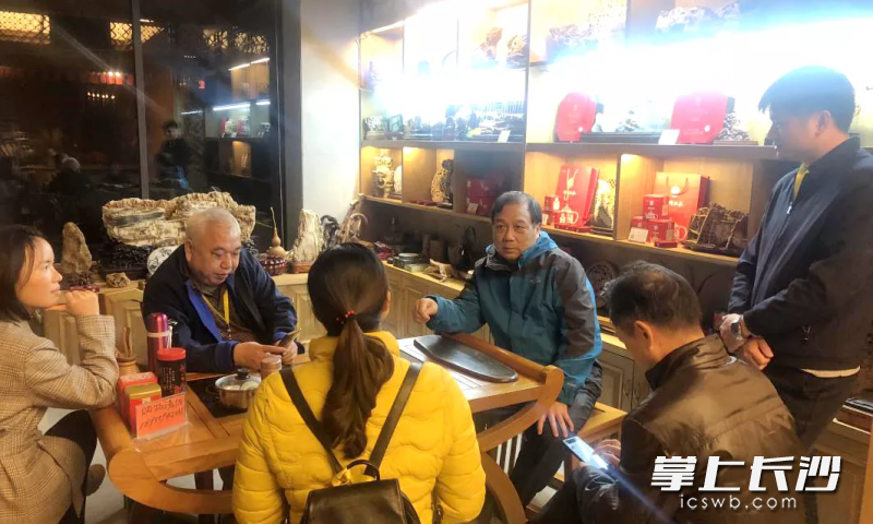救人后,，卿照前（中）向一起療休養(yǎng)的勞模講解受傷急救知識,。   受訪者供圖