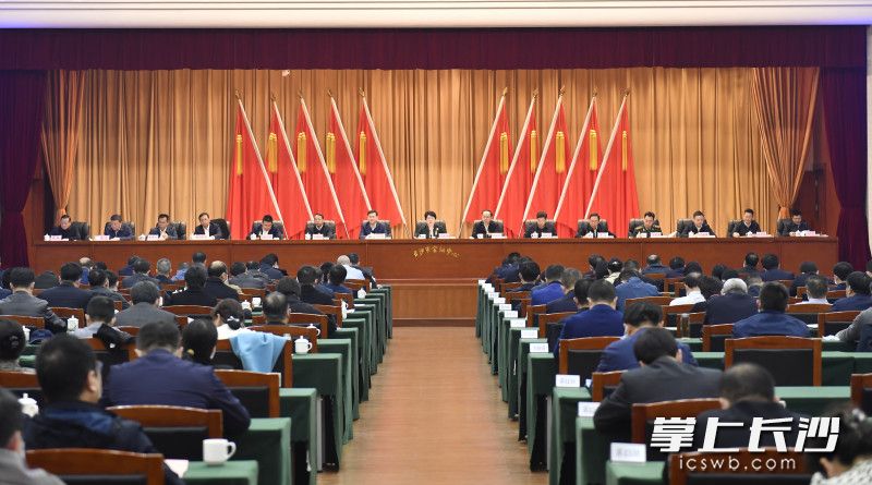 今天上午,，省委常委、市委書記吳桂英主持召開長沙市傳達(dá)學(xué)習(xí)貫徹省第十二次黨代會(huì),、省委十二屆一次全會(huì)精神會(huì)議,。
