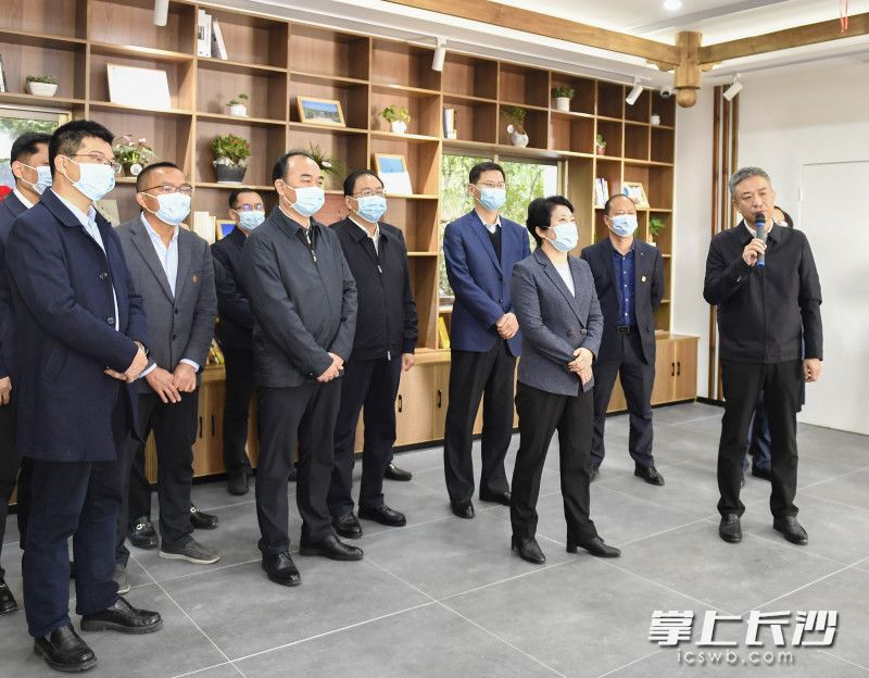 今天上午,，省委常委,、市委書記吳桂英在岳麓區(qū)宣講黨的十九屆六中全會(huì)、省第十二次黨代會(huì)精神,，調(diào)研經(jīng)濟(jì)社會(huì)發(fā)展情況,，走進(jìn)蓮花鎮(zhèn)桐木村重點(diǎn)了解美麗宜居村莊建設(shè)進(jìn)展,。