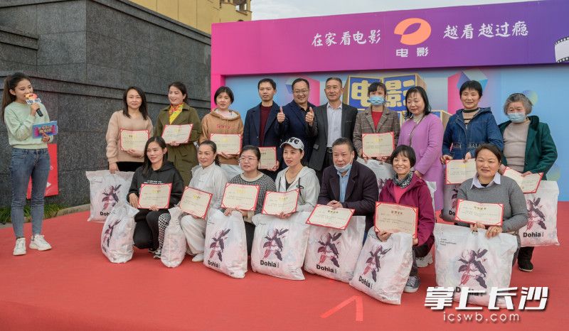今年社區(qū)垃圾分類示范家庭代表登臺(tái)接受表彰。