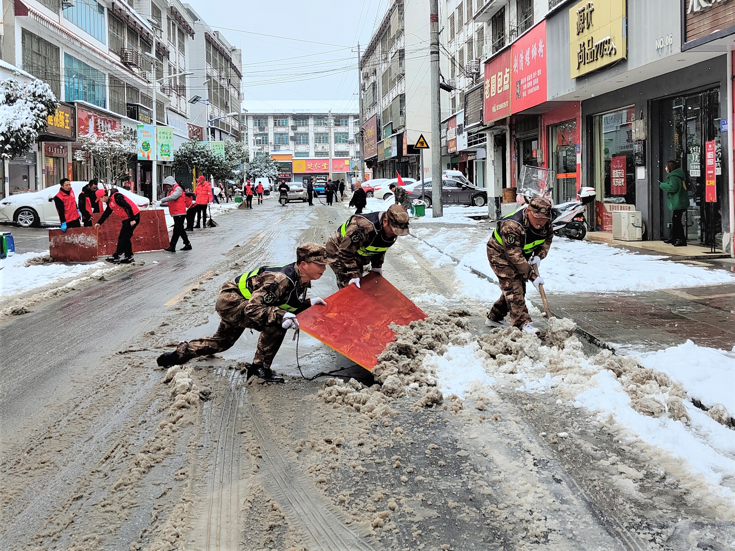 在寧鄉(xiāng)市巷子口鎮(zhèn)掃雪現(xiàn)場,，大伙發(fā)明了“掃雪神器”——木制三合板，多人合作鏟雪干凈,，且不會破壞路面,。 長沙晚報全媒體記者 張禹 通訊員 李向 鄧晨雨 攝影報道