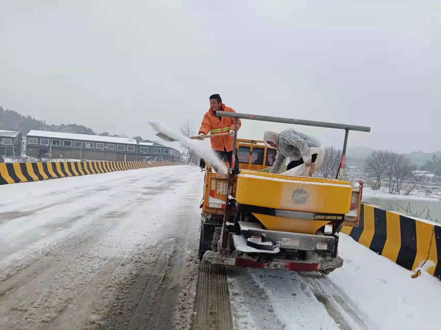 寧鄉(xiāng)市交通運輸系統(tǒng)“探路制度”保平安,，針對主要道路、橋梁噴灑融雪劑,。 均為長沙晚報全媒體記者 張禹 通訊員 陳苗 攝影報道