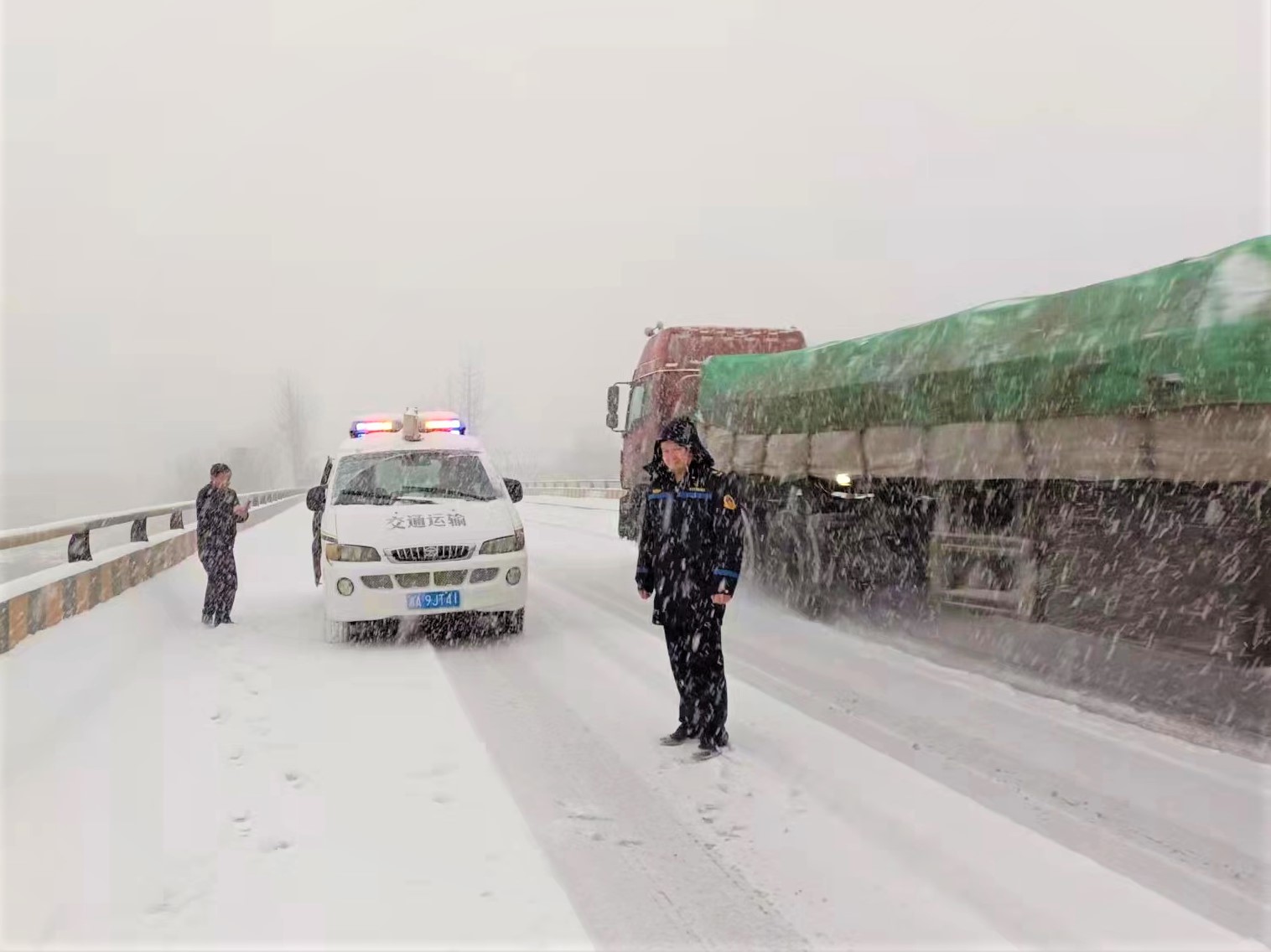 組織施救受困車輛,。