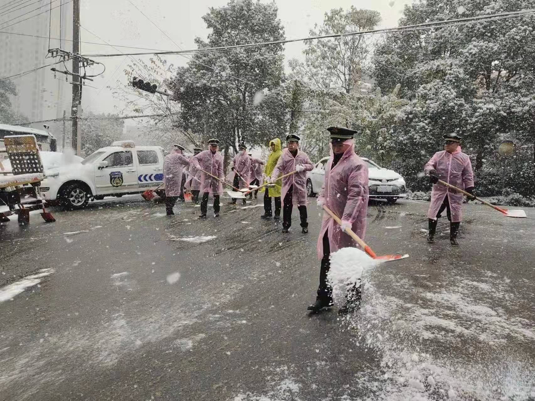 雨花區(qū)的城管隊(duì)員積極參與鏟冰除雪,，實(shí)行24小時(shí)巡查監(jiān)測(cè)。長(zhǎng)沙晚報(bào)通訊員 李星瑤 攝