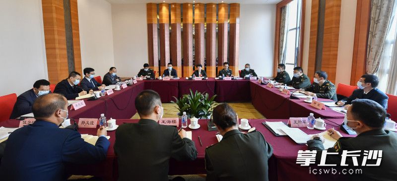 1月1日下午,，省委常委、市委書記吳桂英參加解放軍和武警部隊(duì)代表團(tuán)審議,。長(zhǎng)沙晚報(bào)全媒體記者 余劭劼 攝