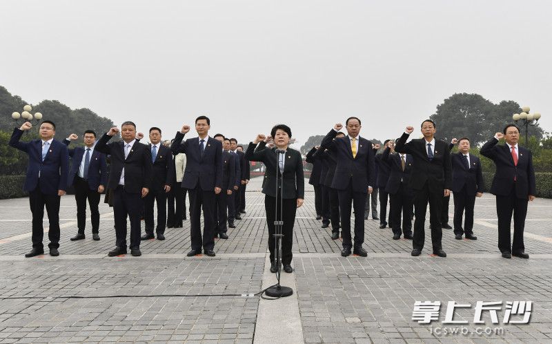 1月4日上午,，省委常委,、市委書記吳桂英率新一屆市委、市人大常委會,、市政府,、市政協(xié)黨員領(lǐng)導班子成員和法檢兩院負責人來到橘子洲頭，重溫入黨誓詞,、接受黨性教育,。均為長沙晚報全媒體記者余劭劼攝