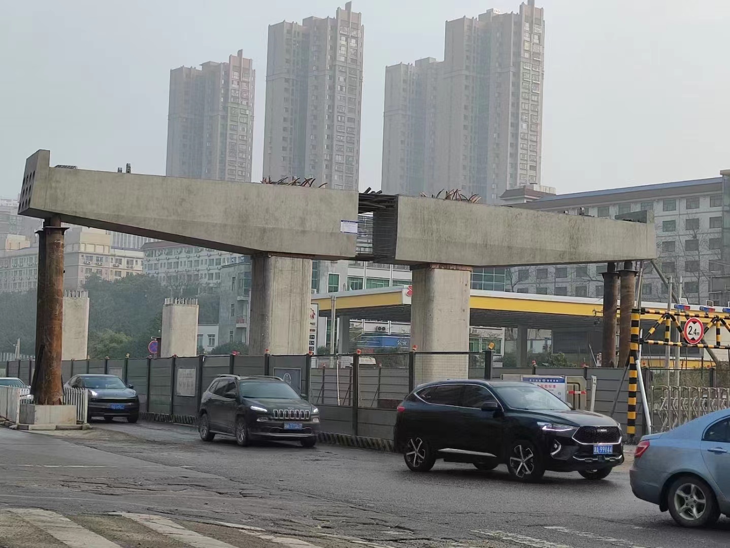 13日,，萬家麗路快速化改造北延工程順利完成首根預(yù)制蓋梁的吊裝作業(yè)。長沙晚報全媒體記者 陳煥明 通訊員 姚文全 鄧佳琴 攝影報道