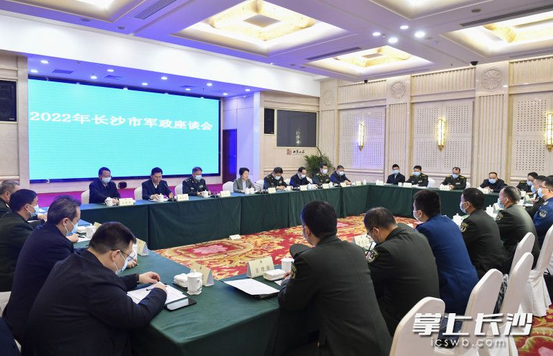 1月24日上午,，長(zhǎng)沙舉行軍政座談會(huì)，省委常委,、市委書(shū)記,、長(zhǎng)沙警備區(qū)黨委第一書(shū)記吳桂英，省軍區(qū)政委馮毅,，國(guó)防科技大學(xué)前沿交叉學(xué)科學(xué)院政委陳鎖春出席并講話,。長(zhǎng)沙晚報(bào)全媒體記者 余劭劼 攝