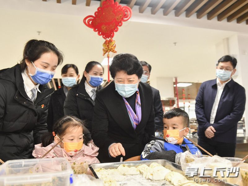 在市兒童福利院,，吳桂英與孩子們一起過(guò)小年。