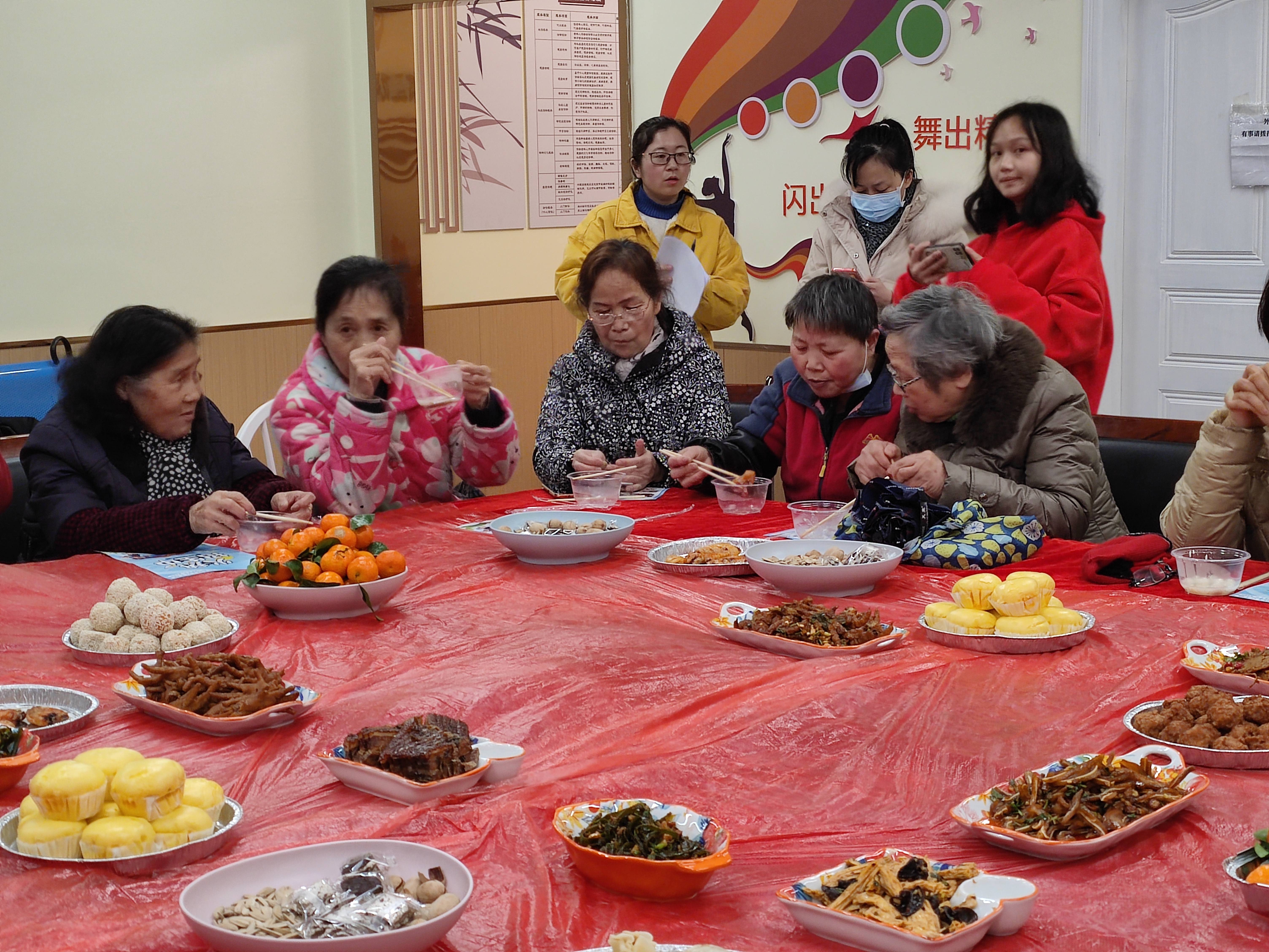 一場特殊的“團圓宴”亮相雨花區(qū)侯家塘社區(qū),，居民們曬出的美食不少是圓滾滾的模樣,。  長沙晚報通訊員  王文靜 攝